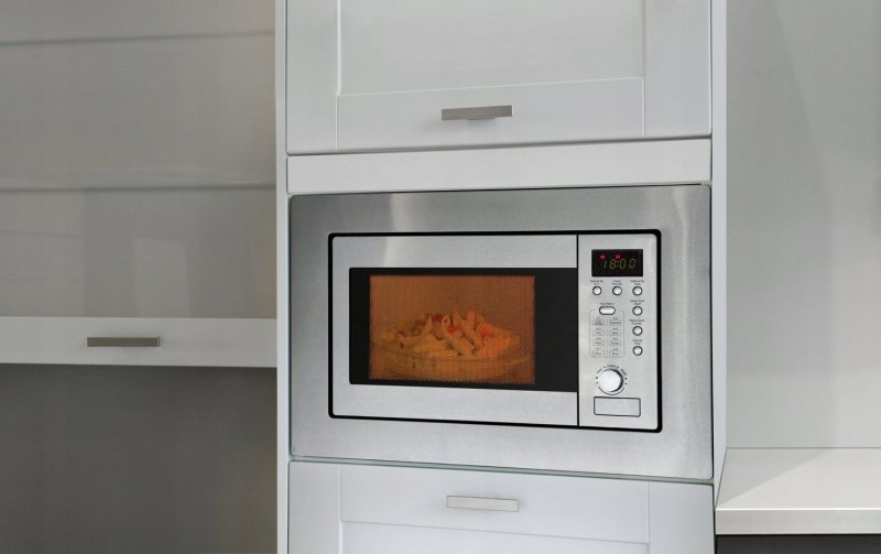Микроволновка в Нижнем шкафу кухни