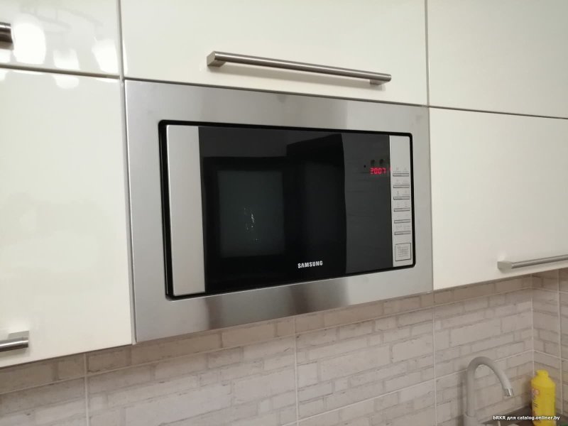 Микроволновка в интерьере кухни