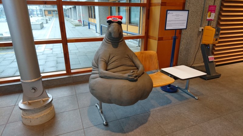 Ждун в костюме