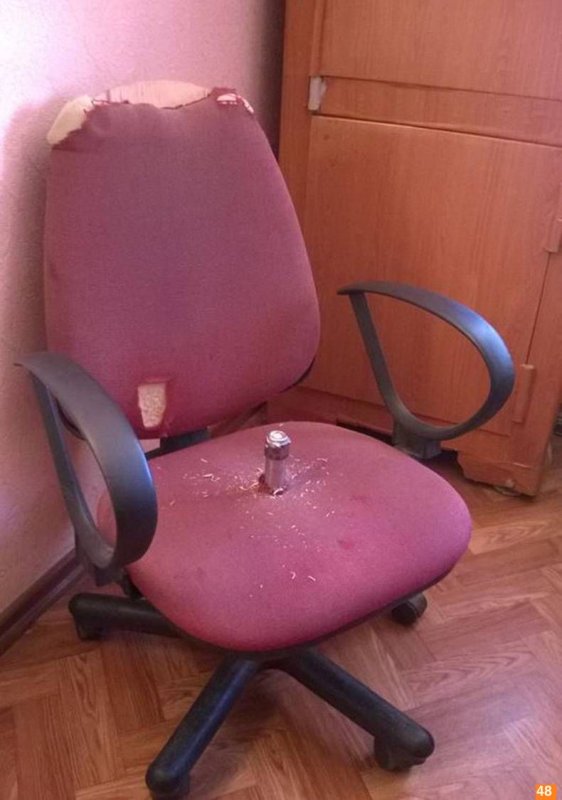 Грязный офисный стул