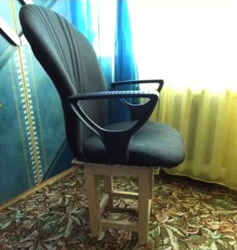 Сломанный компьютерный стул