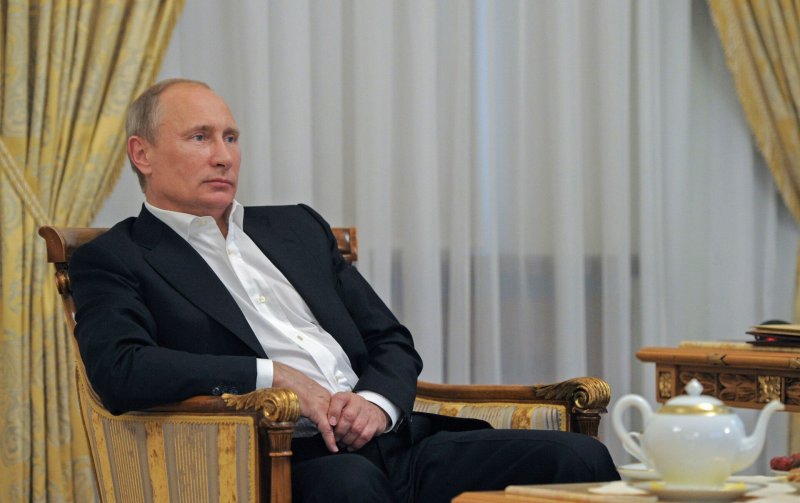 Владимир Путин сидит
