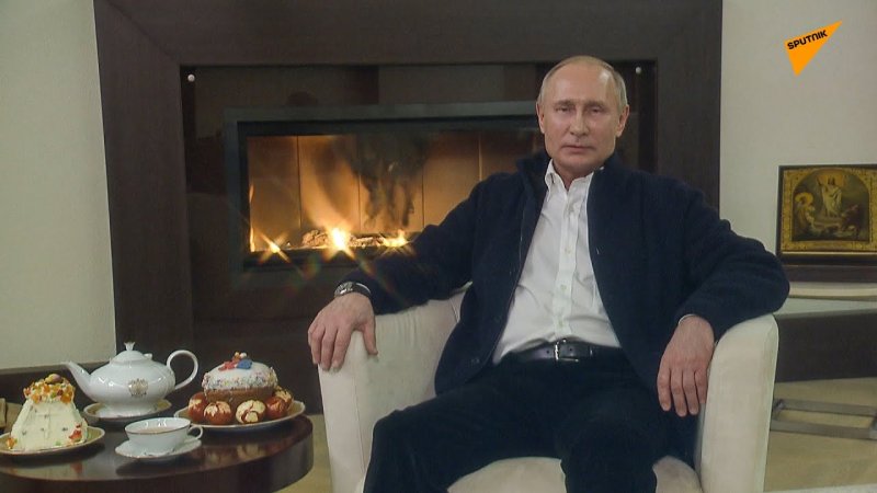 Путин на фоне камина