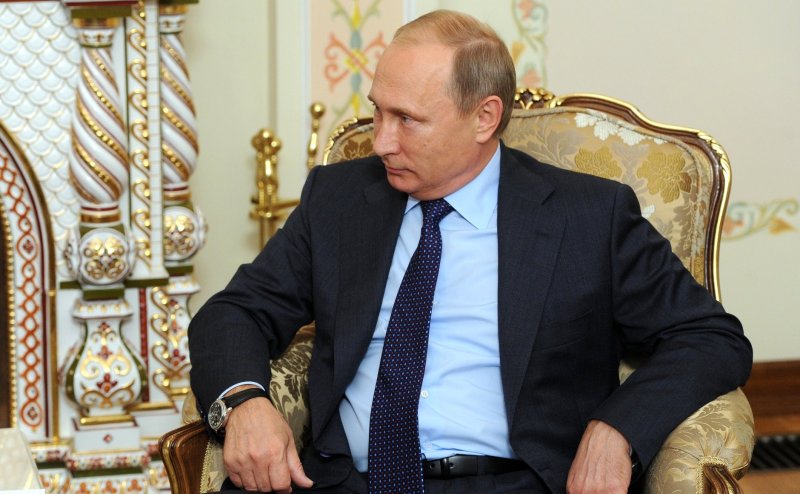 Владимир Путин сидит