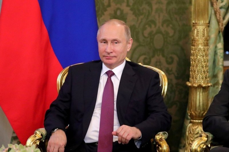 Путин Владимир Владимирович сидит