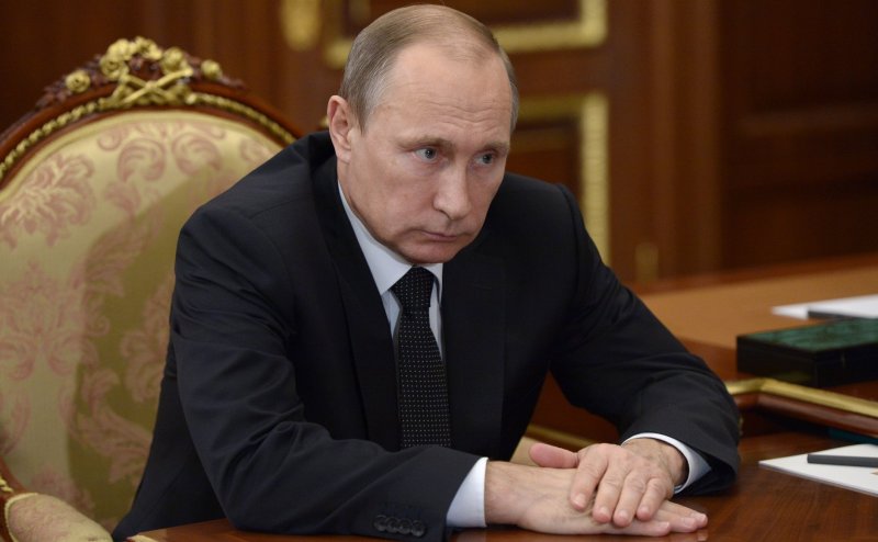 Президент Путин за столом