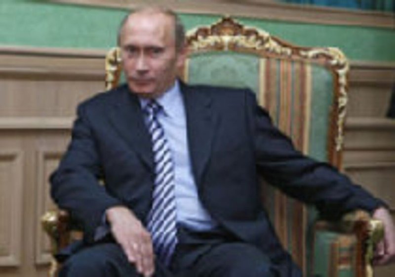 Путин сидит в кресле
