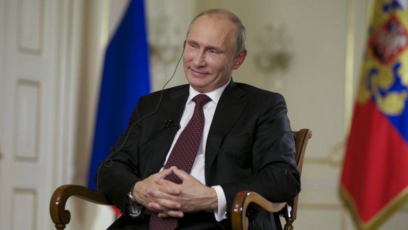 Путин сидит