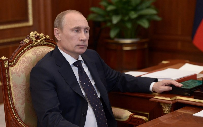 Владимир Путин за столом