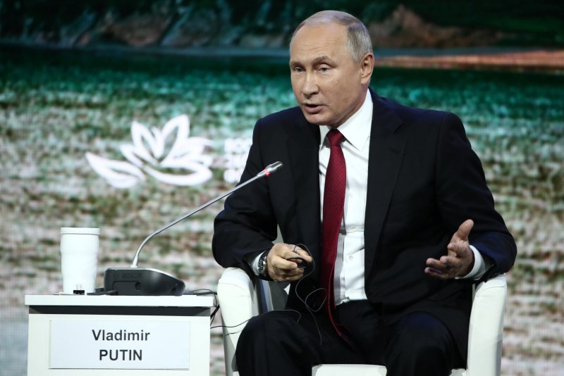 Путин в кресле обложка