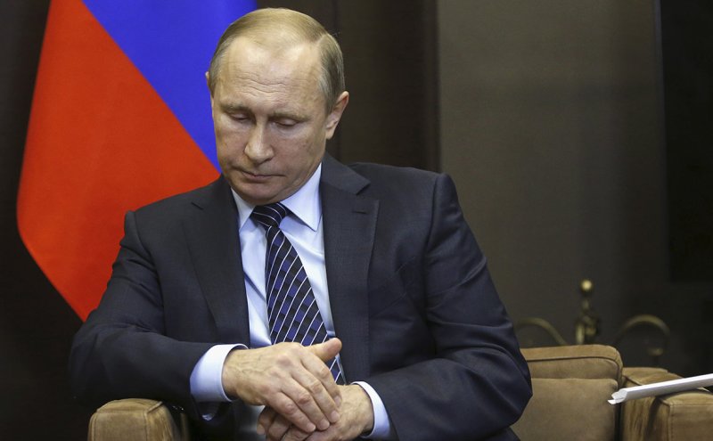 Путин сидит