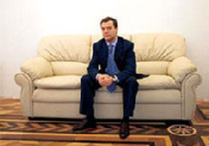 Медведев на диване