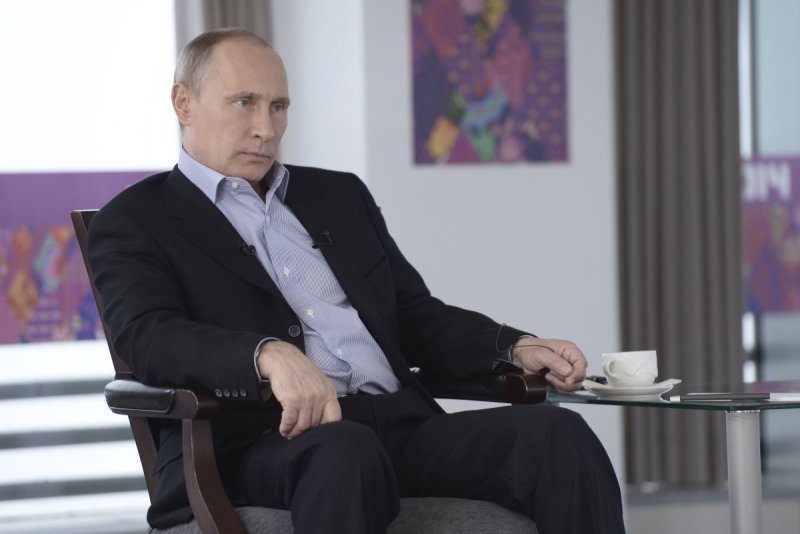 Путин сидит