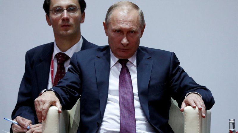 Путин сидит