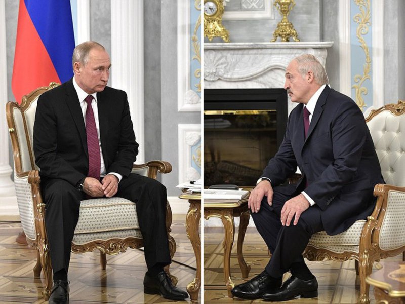 Путин сидит на стуле