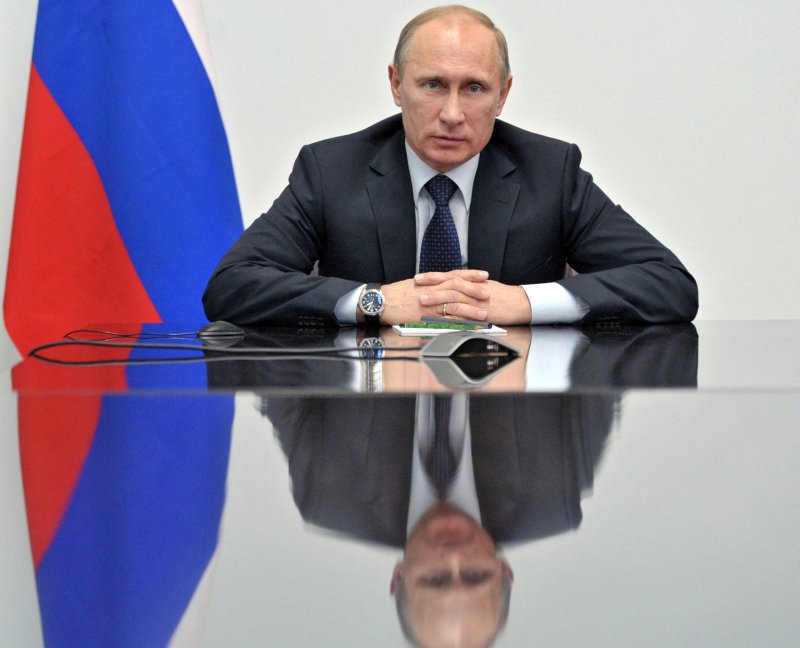 Путин сидит