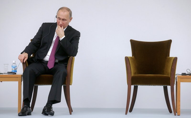 Путин на стуле