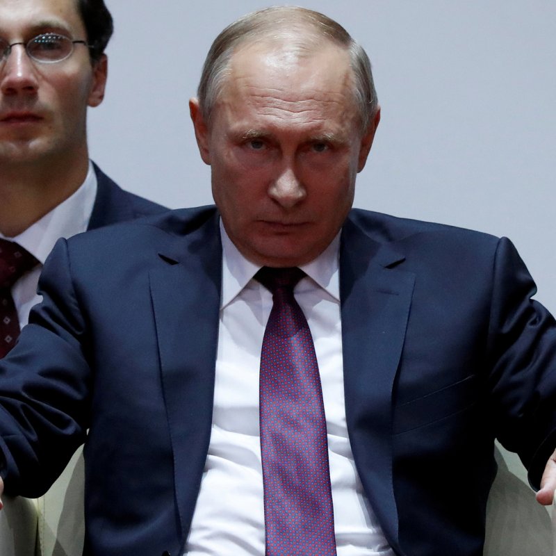 Путин сидит в кресле