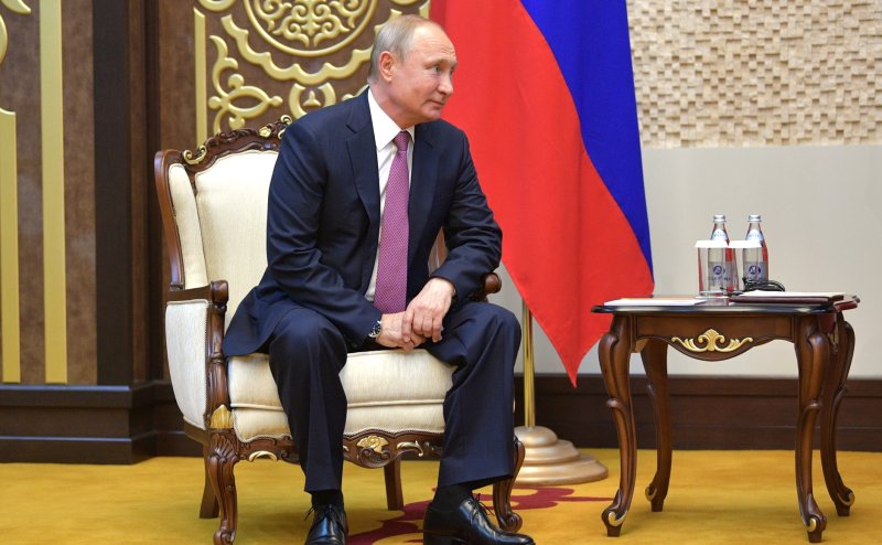 Путин сидит
