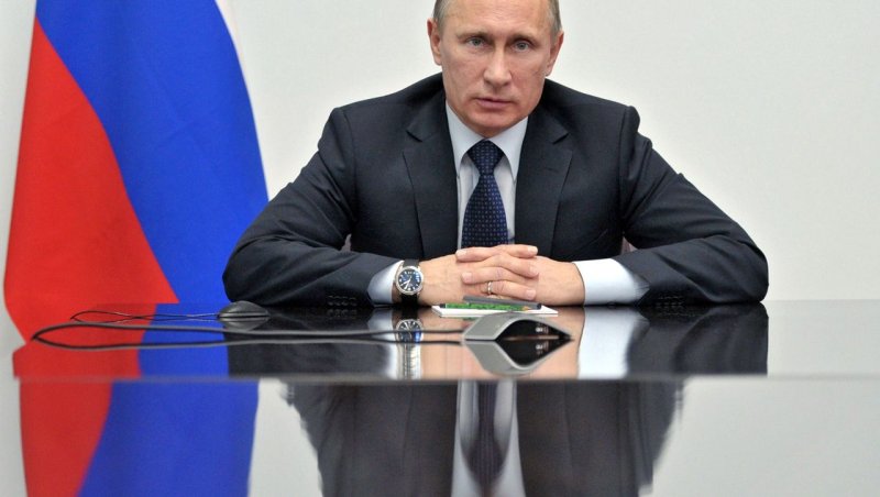 Путин Владимир Владимирович сидит