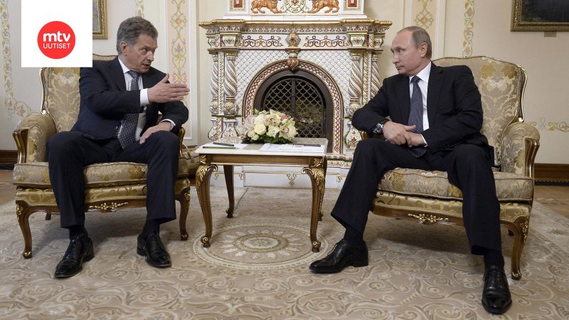 Путин сидит в кресле