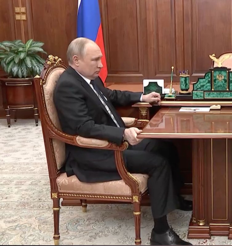 Путин в кресле