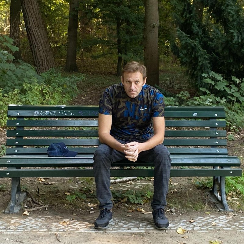 Алексей Навальный на скамейке