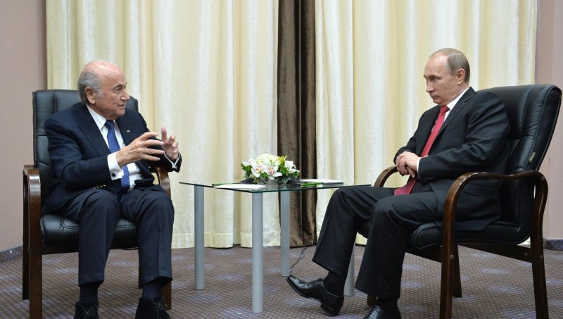 Путин сидит боком