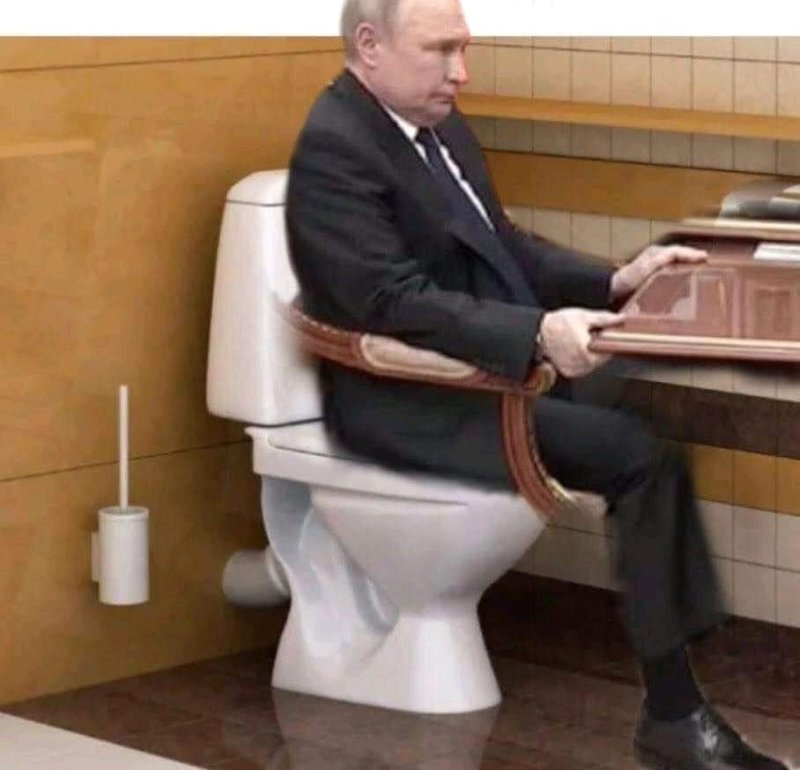 Путин держится за стол