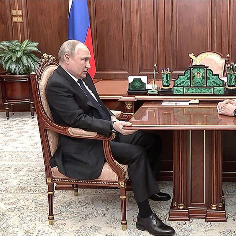 Путин стол