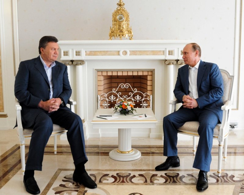 Путин сидит
