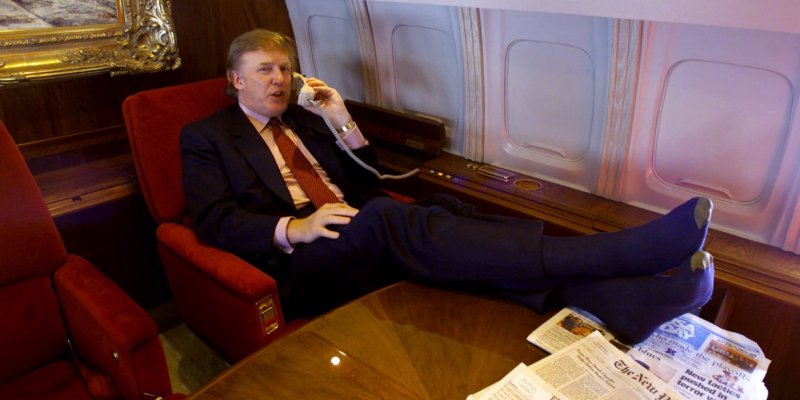 Трамп ноги на столе