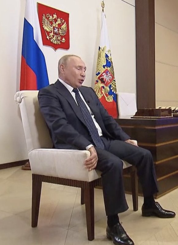 Путин вцепился в кресло