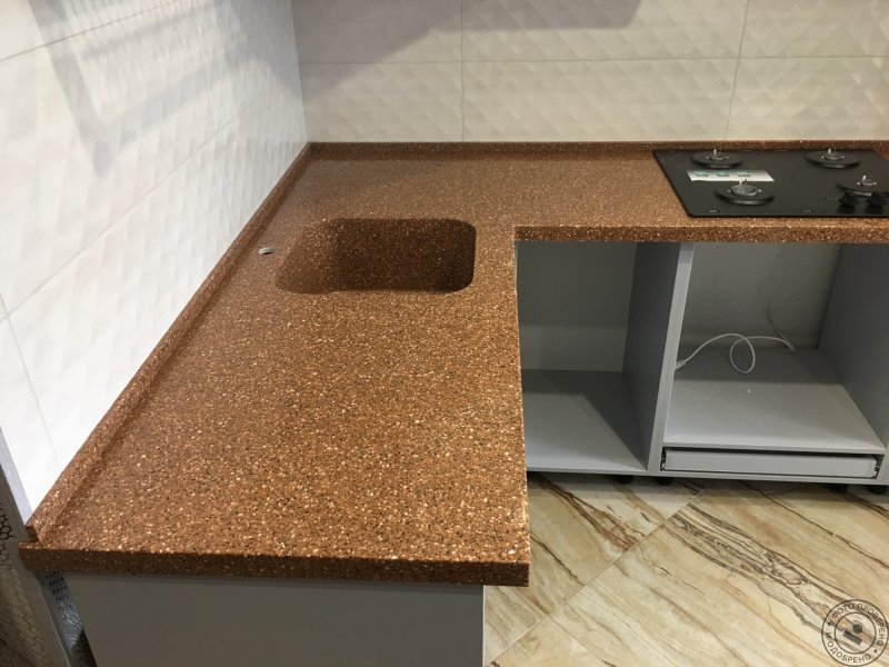 Установщик столешниц из искусственного камня