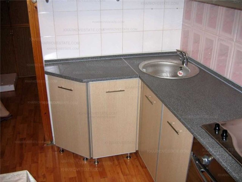 Мойка в углу кухни