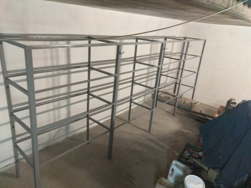 Стеллажи в подвале гаража