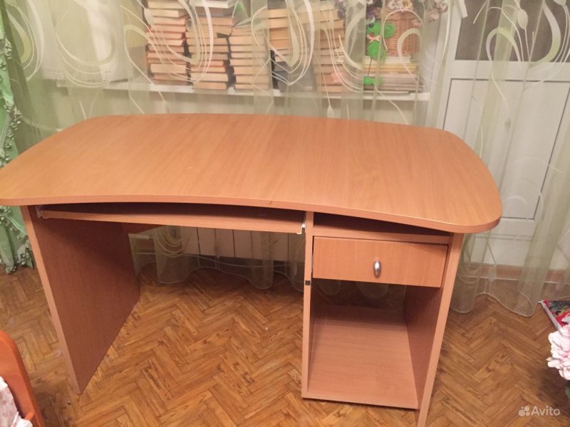 Офисный стол серого цвета