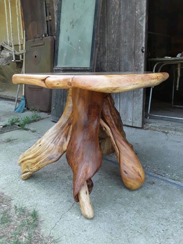 Стул из можжевельника