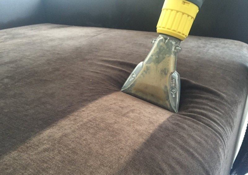 Химчистка дивана Karcher