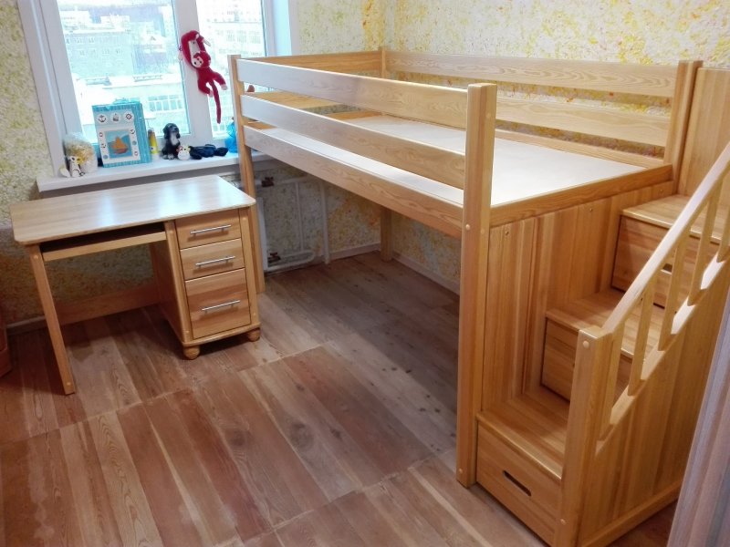Кровать-чердак из массива