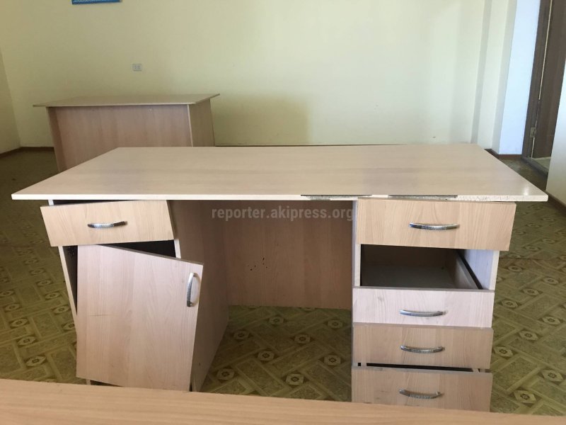 Сломанный офисный стол