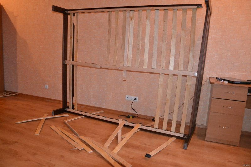 Сломанные деревянные кровати