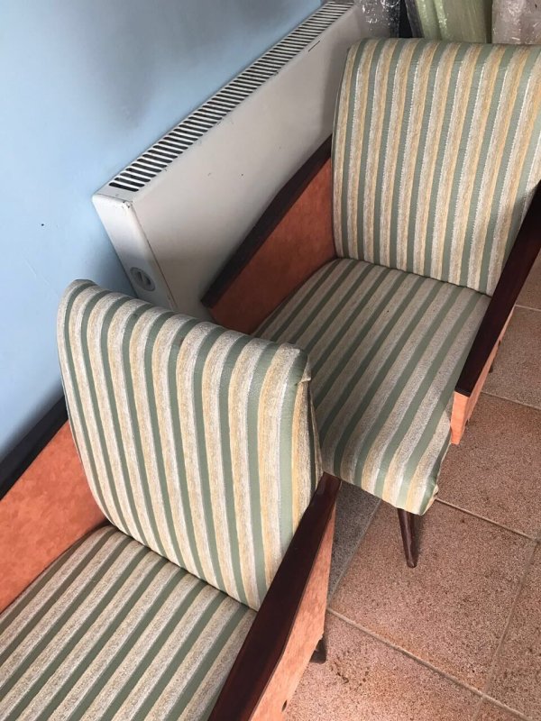 Скамейка из старых советских кресел