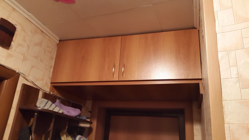 Антресоли над дверью в прихожей