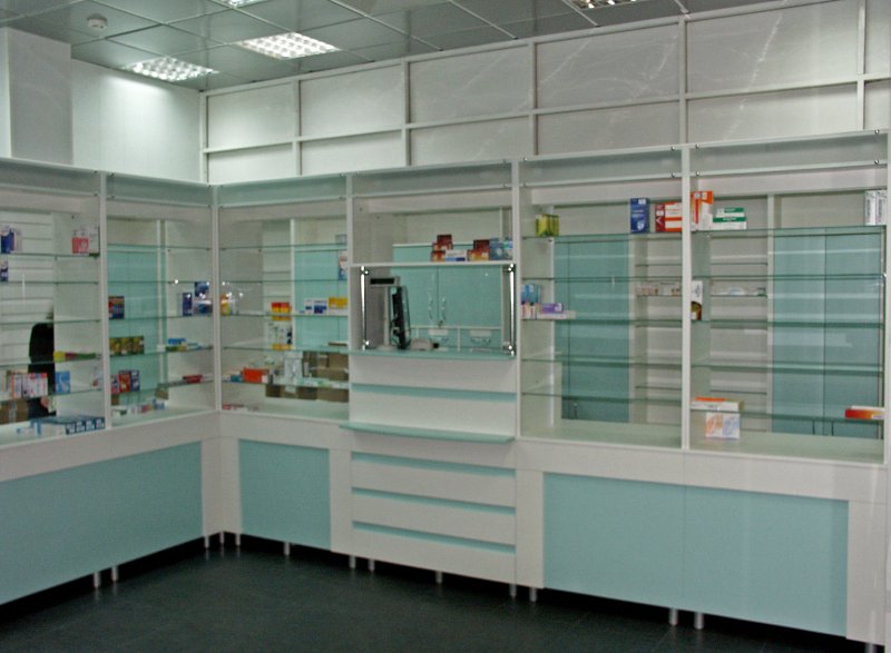 Пустые витрины в аптеке