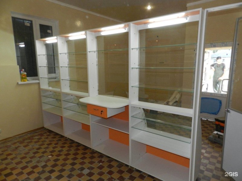 Закрытая витрина в аптеке