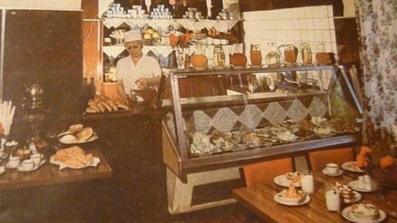 Советская стенка с сервантом