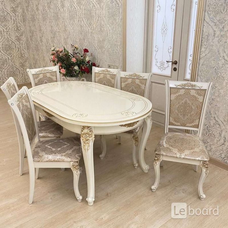 Розы на столе