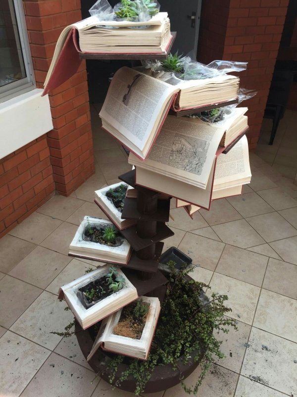 Подставка из старых книг