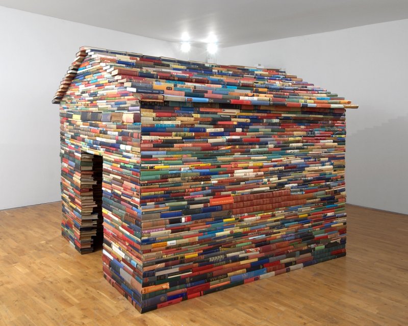 Домик из книг